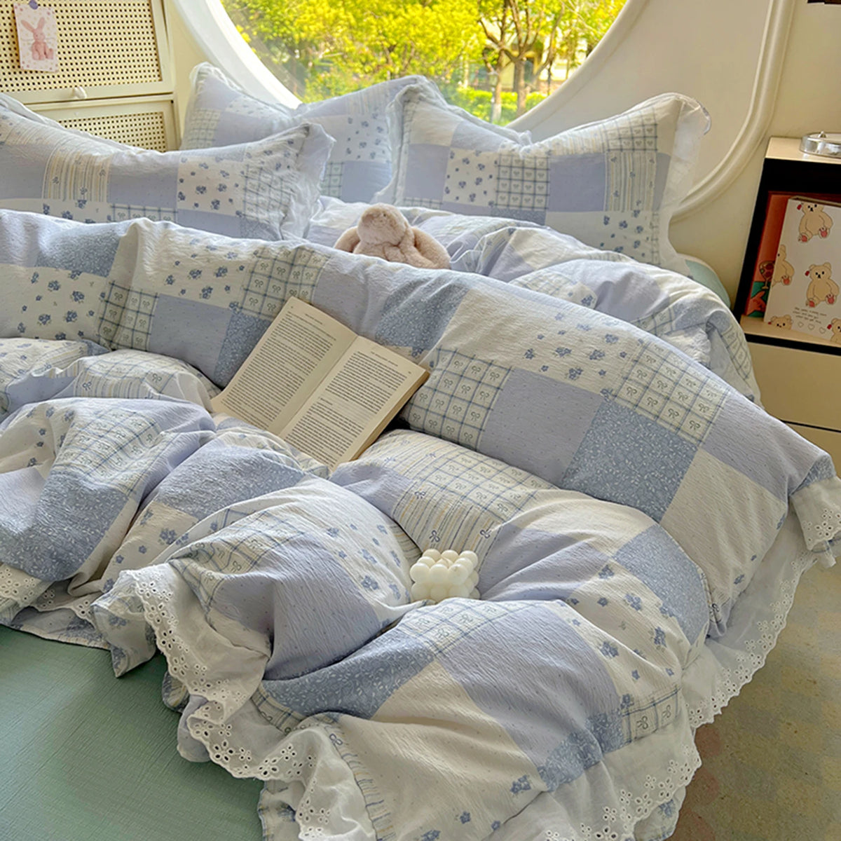 Housse de couette bleue dans une chambre décorée avec style