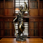 statue dorée déesse justice époque classique résine détails sculpturaux balance épée serpent décoration maison