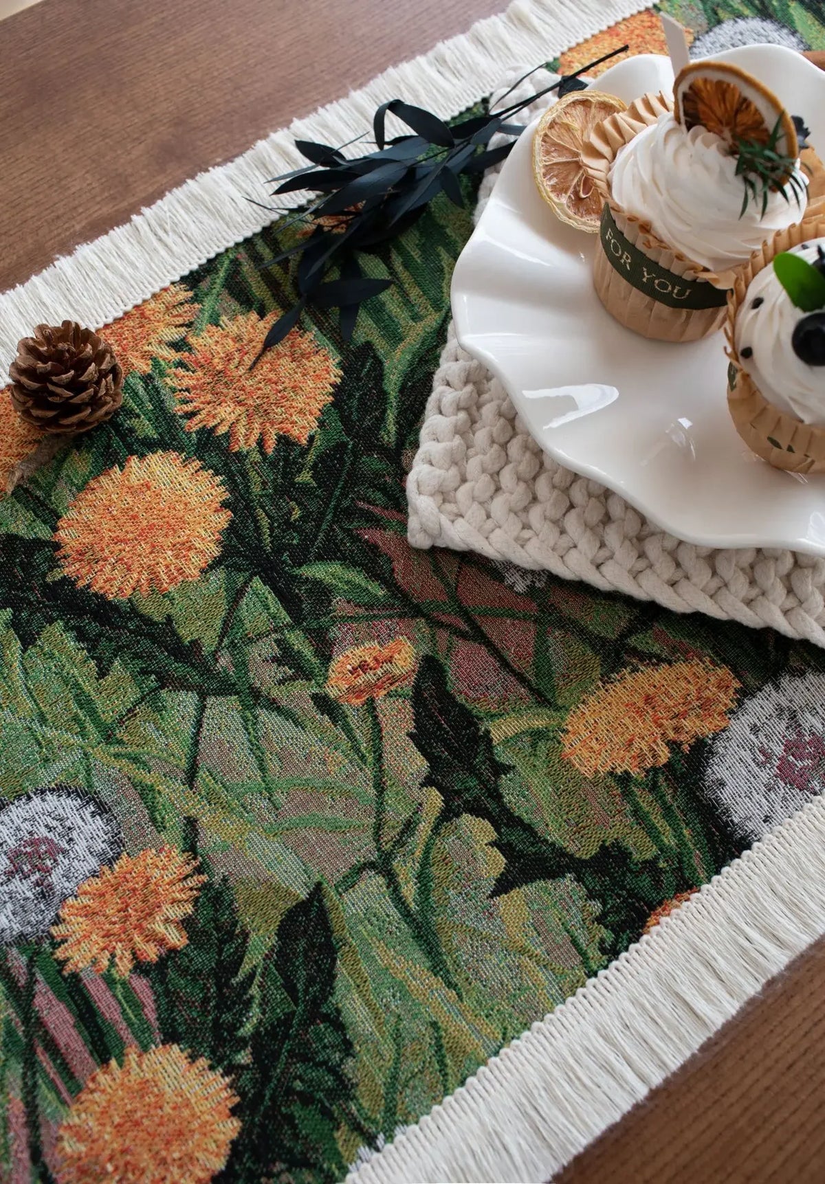 chemin table fleuri vert orange blanc tapisserie bordure frisée coton polyester