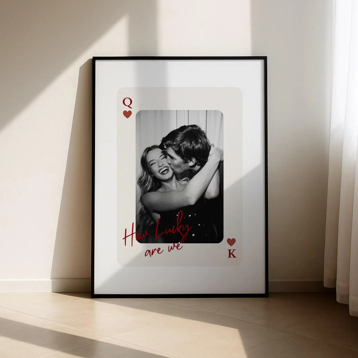 carte jouer personnalisée couple s'embrassant texte heureux cadre noir photo moderne classique