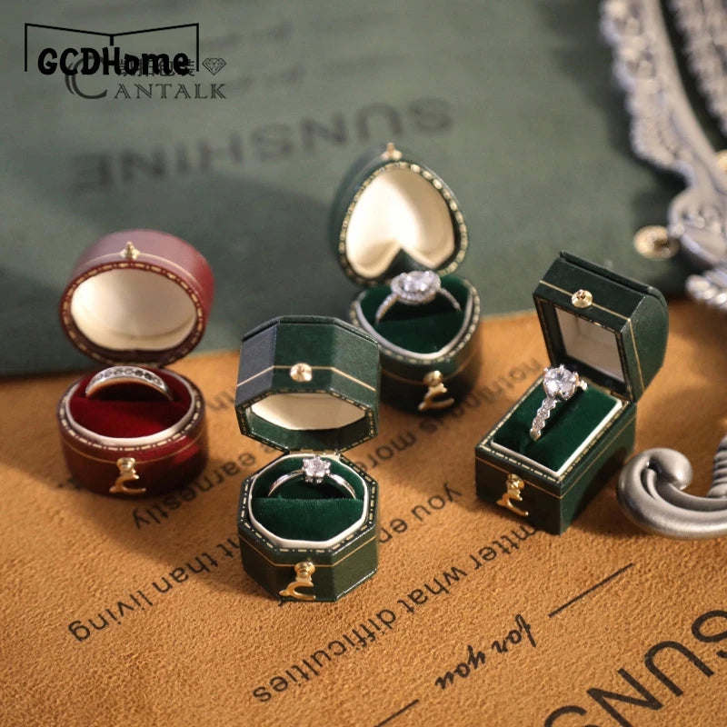 boîtes bijoux velours classiques couleurs vert noir bordeaux rose anneaux présentation boucles dorées