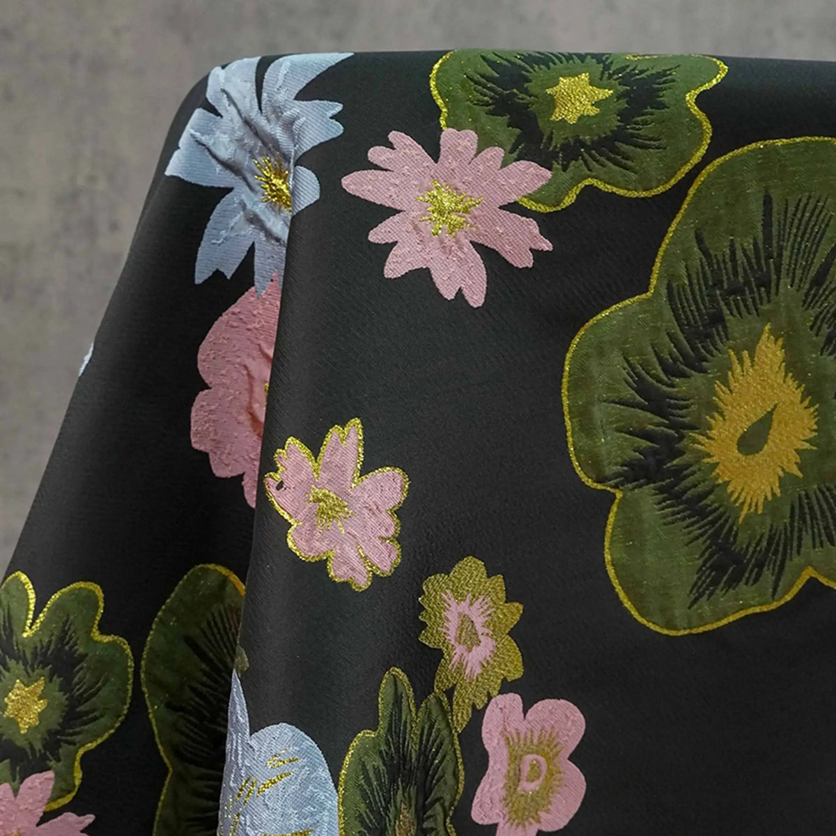 écharpe brodée motifs fleurs relief couleurs noir rose bleu vert élégant boucle dorée tissu