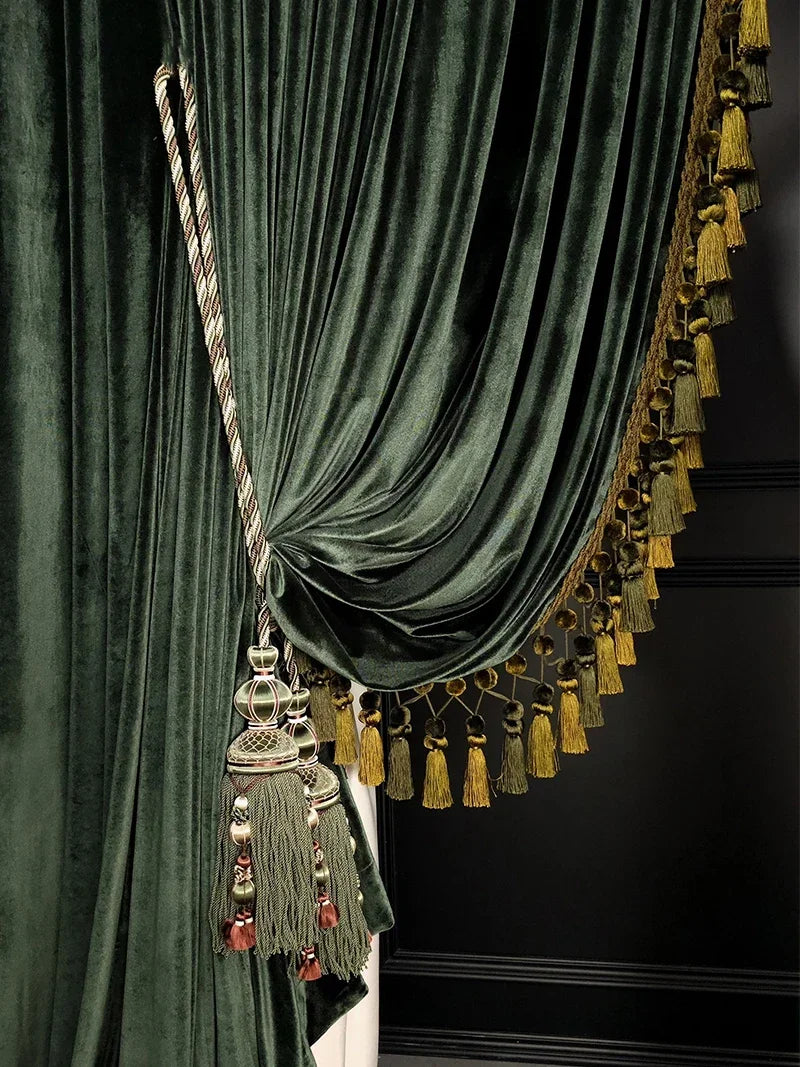rideau velours vert foncé plissé classique opulent fenêtre française pompons dorés