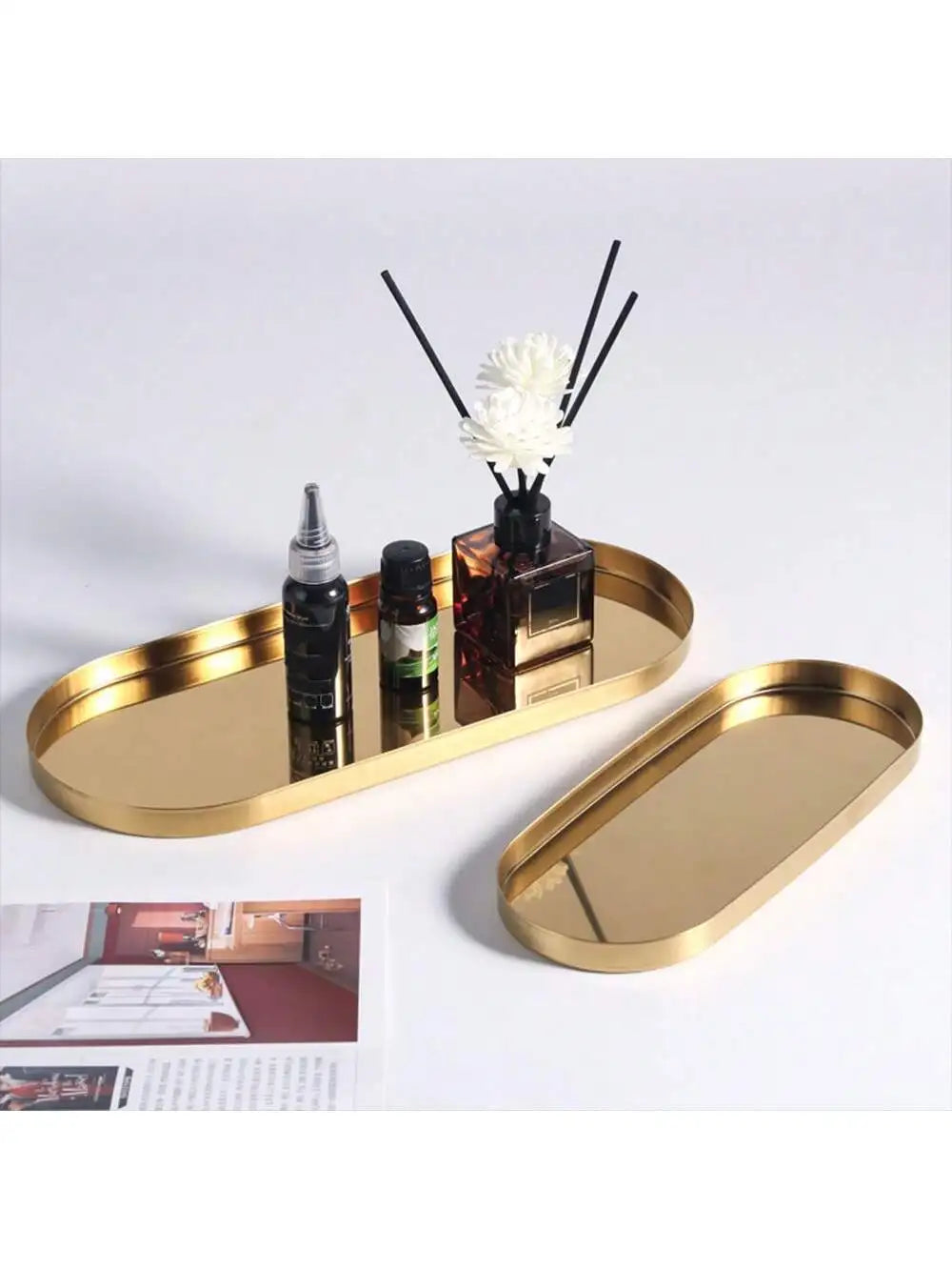 plateau ovale doré lisse moderne rangement beauté accessoires décoration événements festive minimaliste