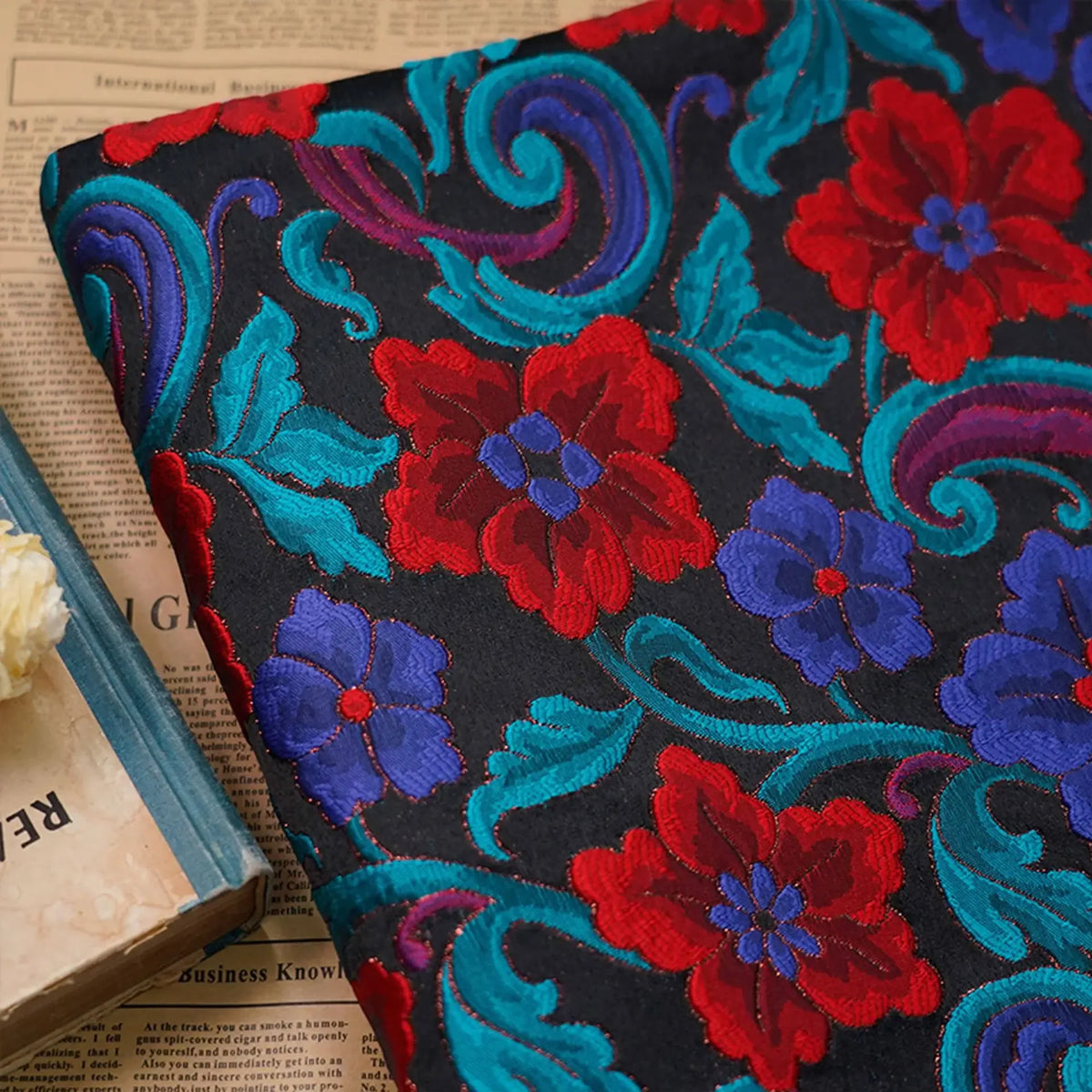 tissu brodé polyester largeur 155cm motifs floraux ethniques noir rouge bleu violet jupes robes