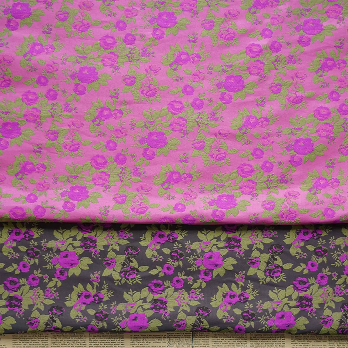 tissu polyester floral opaque motifs petits fleurs rose violet olive largeur 160cm vintage élégant