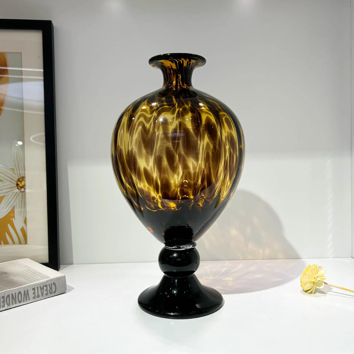 vase moderne marbré ondulé marron noir décoration intérieur arrangement floral opaque 19x38cm
