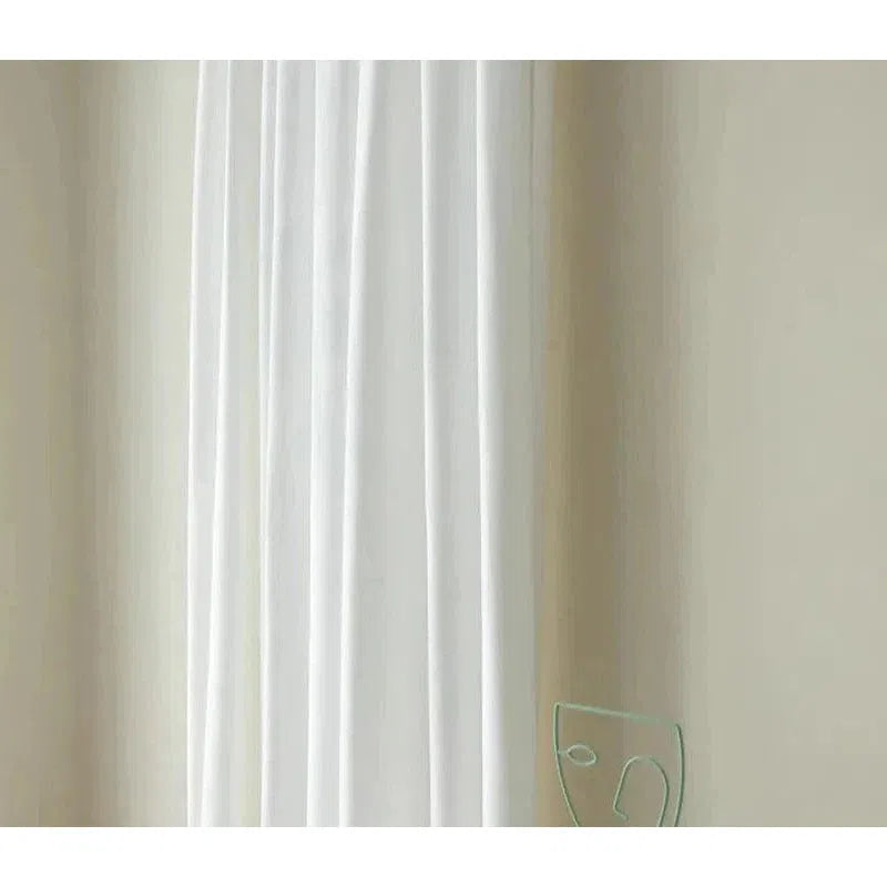 Rideau élégant blanc pour salon, avec design épuré, parfait pour ajouter une touche moderne et lumineuse à votre intérieur. Idéal pour une ambiance apaisante et minimaliste dans votre espace de vie.