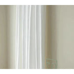 Rideau élégant blanc pour salon, avec design épuré, parfait pour ajouter une touche moderne et lumineuse à votre intérieur. Idéal pour une ambiance apaisante et minimaliste dans votre espace de vie.