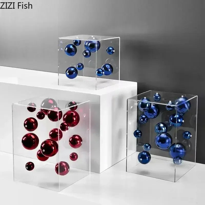 décoration moderne cube transparent boules colorées rouge bleu argent doré minimalistes