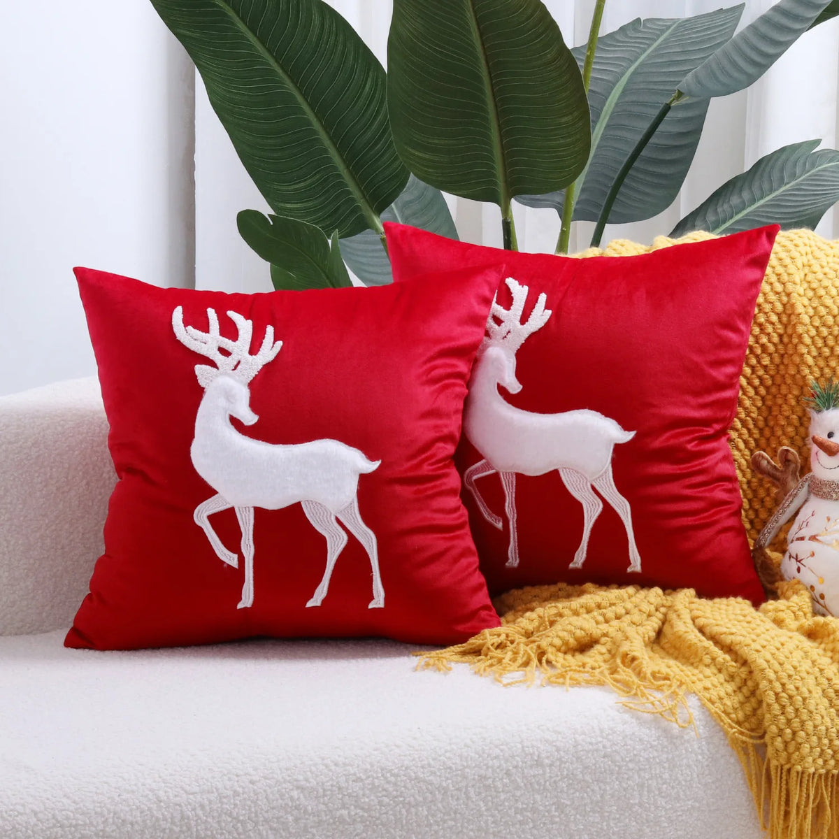 housses coussins brodées motif cerf blanc festif adhésives rouge 45x45cm voiture maison decoration