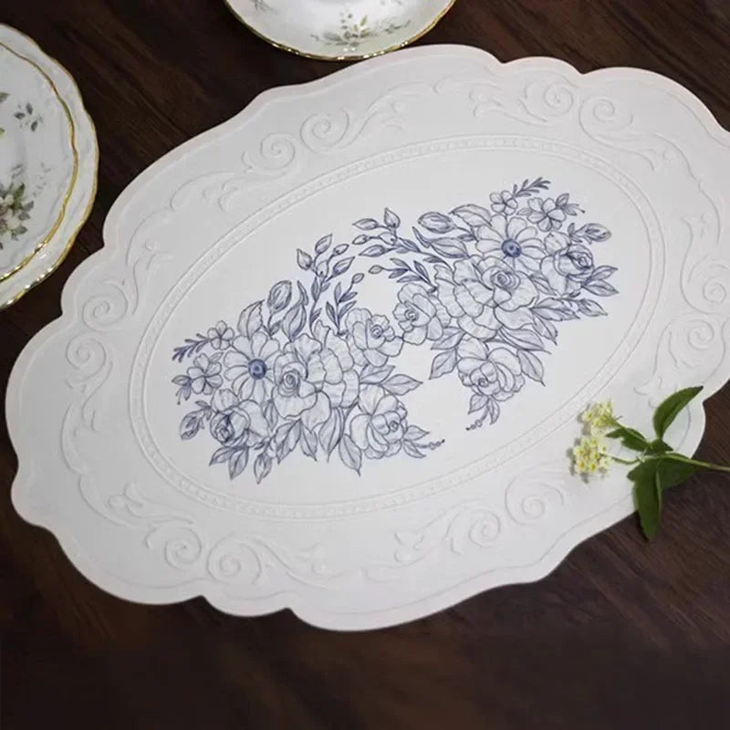 plaque décorative silicone fleurs bleues bordure ornée respectueux environnement blanc classique table cuisine