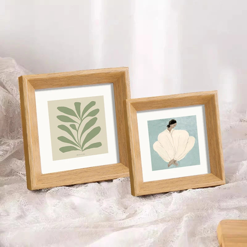 cadre photo carré moderne minimaliste bois naturel clips vert clair bleu clair femme robe