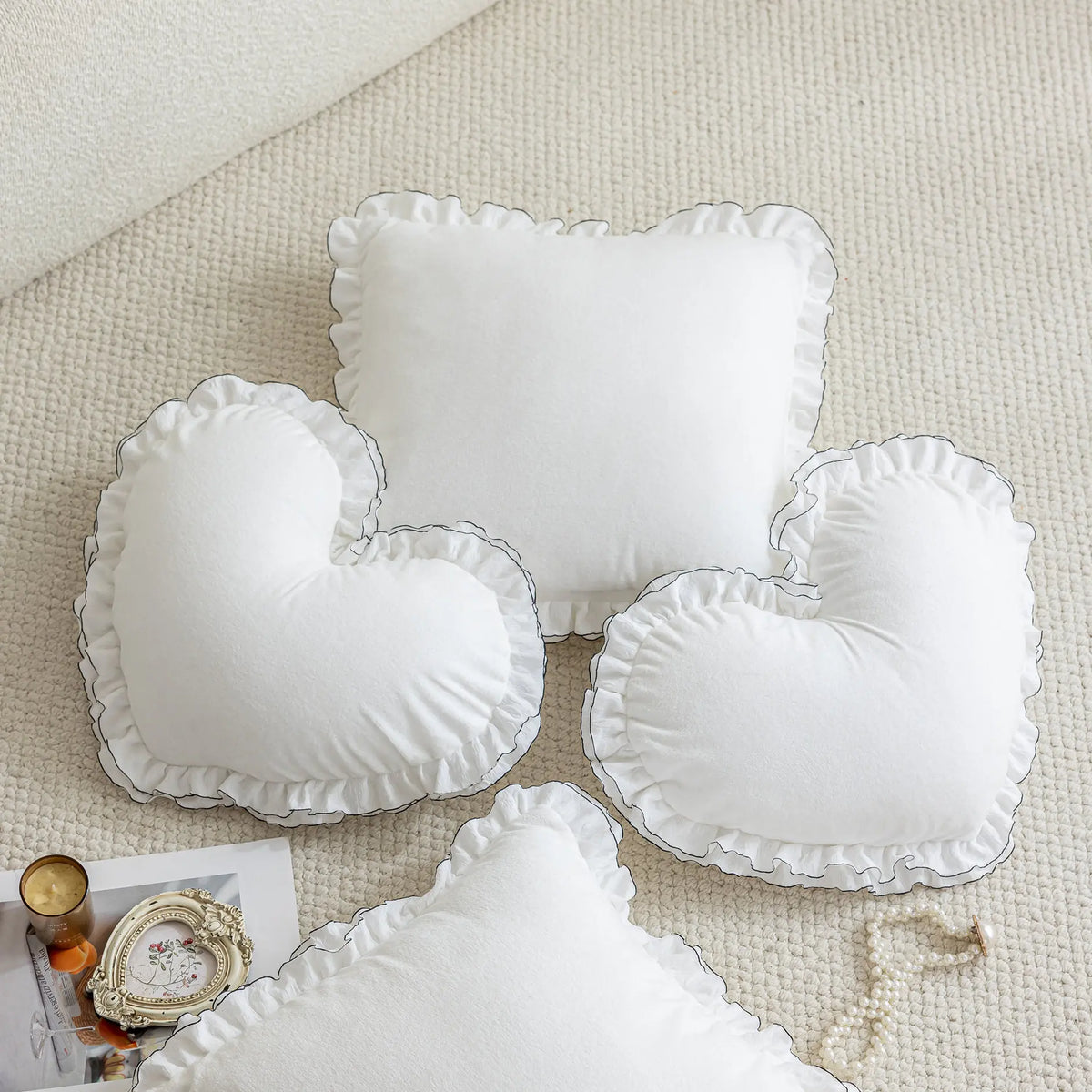 housse coussin dentelle blanche forme cœur carré décoration romantique maison fleurs artificielles photo encadrée