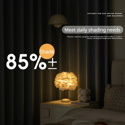 Ambiance tamisée dans une chambre avec un rideau occultant gris bloquant 85 % de la lumière, créant une atmosphère reposante.