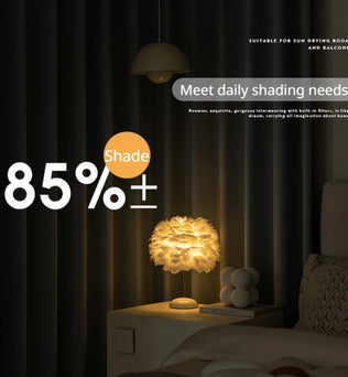 Ambiance tamisée dans une chambre avec un rideau occultant gris bloquant 85 % de la lumière, créant une atmosphère reposante.