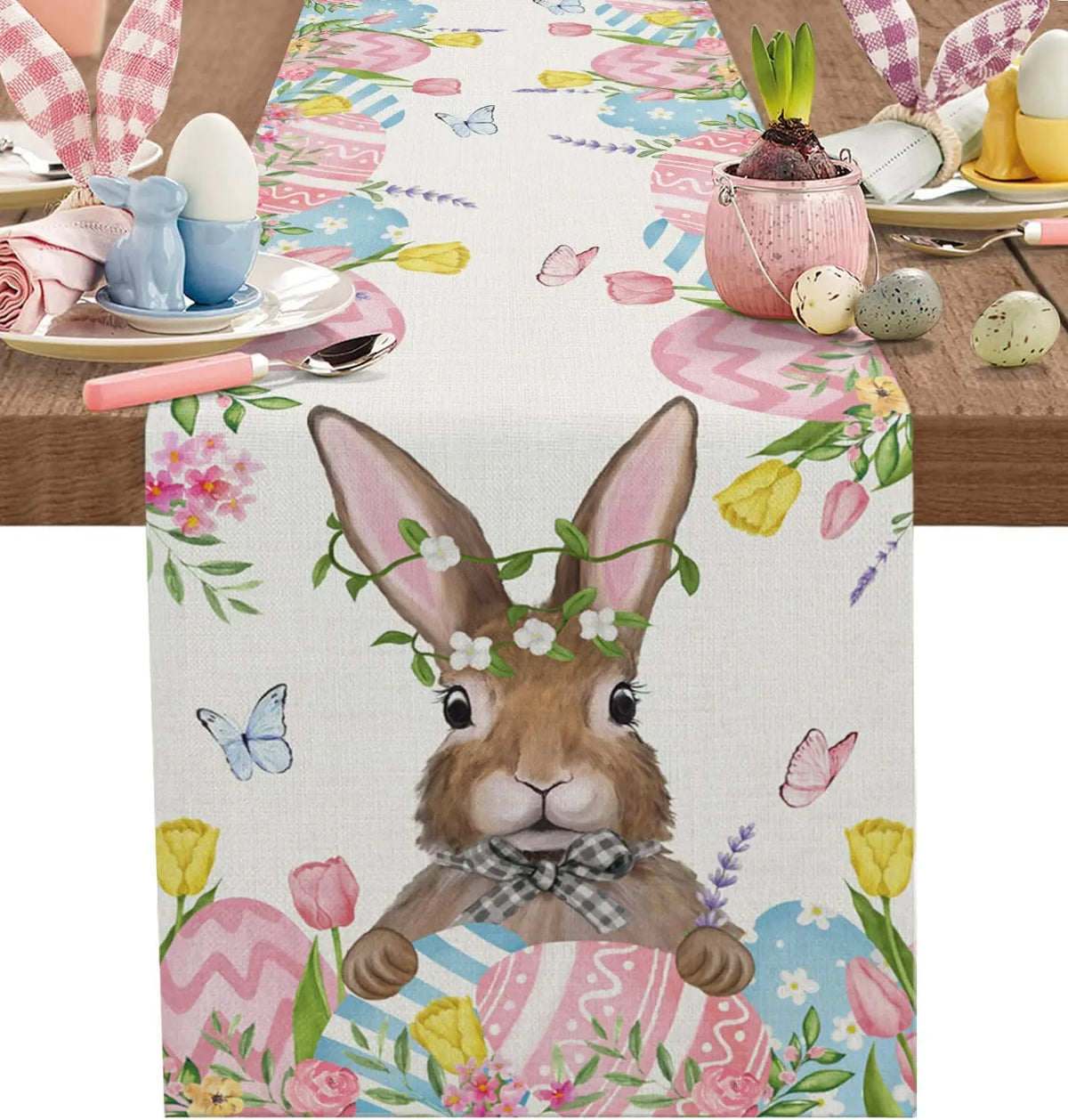 Un magnifique lapin de Pâques, décoré de fleurs et de papillons colorés, posé sur une nappe fleurie avec des œufs et d'autres éléments de décoration de Pâques.