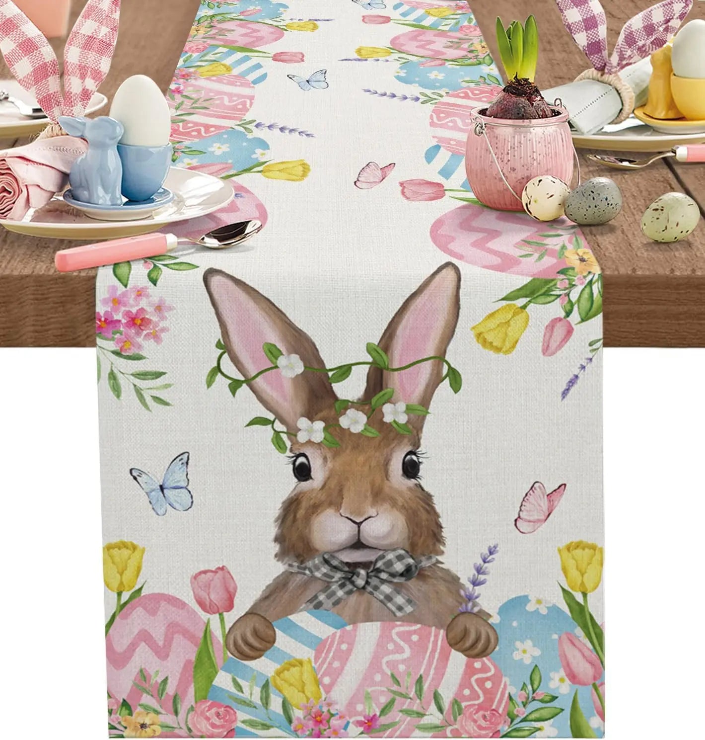 Un magnifique lapin de Pâques, décoré de fleurs et de papillons colorés, posé sur une nappe fleurie avec des œufs et d'autres éléments de décoration de Pâques.