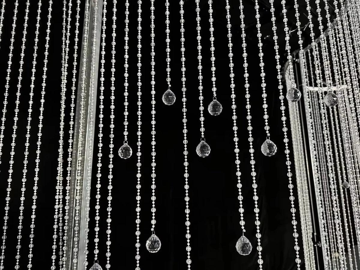 structure décorative arche cristal argenté blanc élégante festivité romantique supports chaînes tissu semi transparent