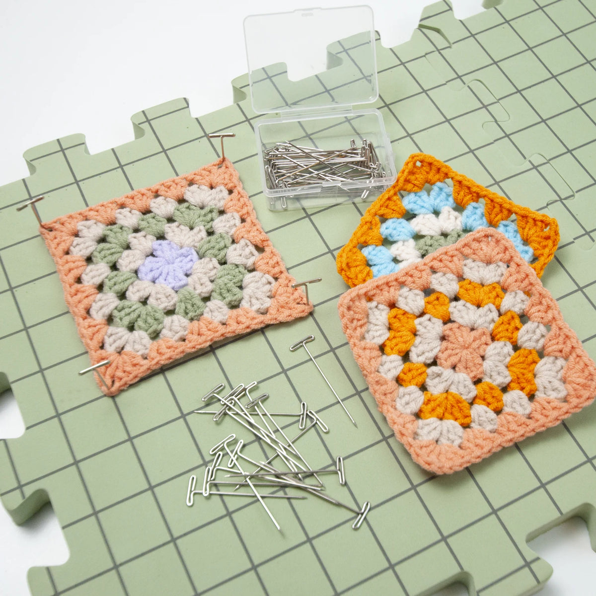 tapis découpe mousse jaune vert gris grille imprimée utilitaire échantillons crochet épingles pinces couture