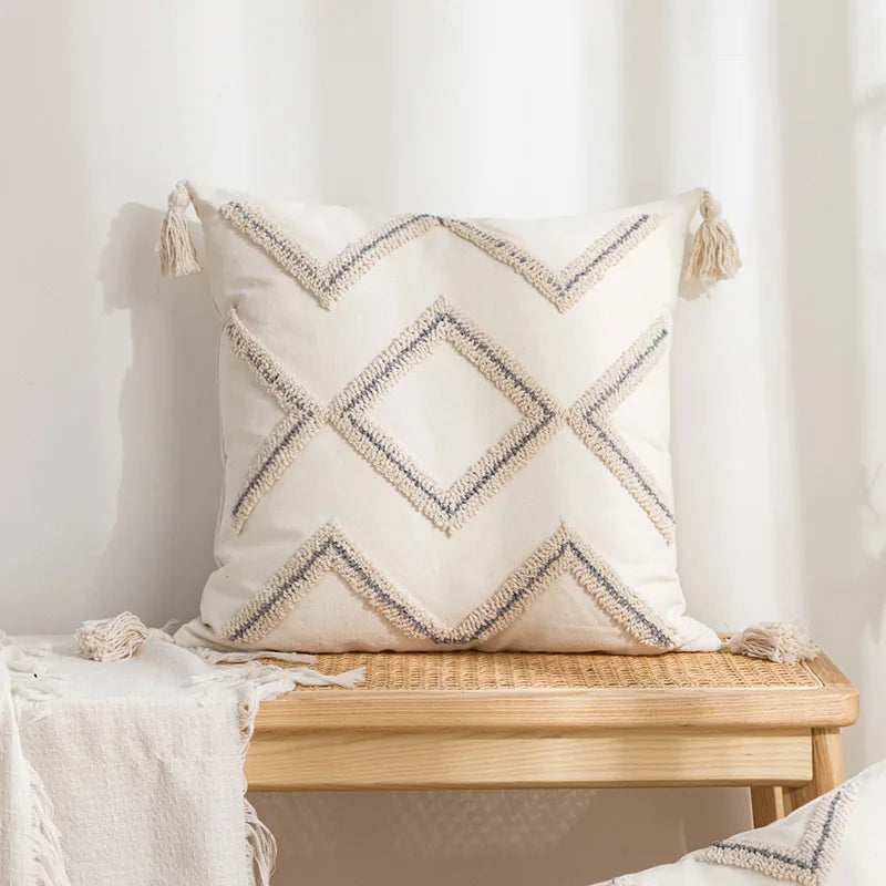 coussin carré rectangulaire beige motifs géométriques dorés pompons chambre salon déco