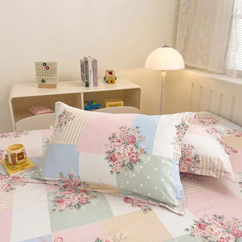 Chambre enfantine confortable avec des meubles beiges, des oreillers décorés de motifs floraux et une lampe ronde sur la table.