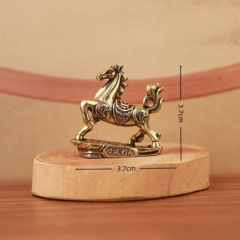 décoration intérieure statuette cheval doré détails fins sculpture cuivre opaque moderne salon