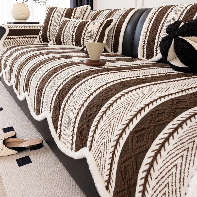 Un ensemble de coussins de canapé ornés de motifs géométriques dans des tons neutres, créant une ambiance chaleureuse et accueillante.