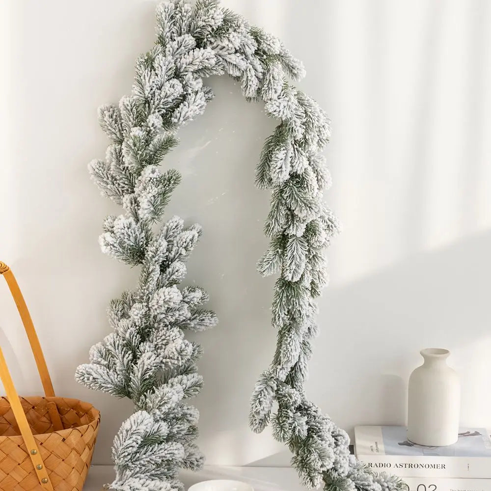 guirlande decorative noel vert neige branches feuillues vase panier osier festive rustique