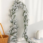 guirlande decorative noel vert neige branches feuillues vase panier osier festive rustique