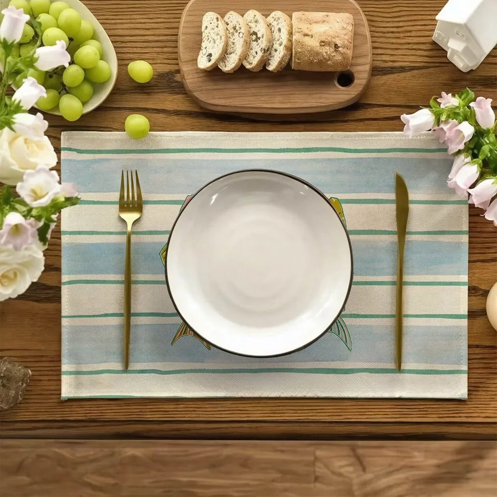 serviettes table bleu clair poissons rayures moderne assiettes cuillères couteaux verre vin fruits fleurs