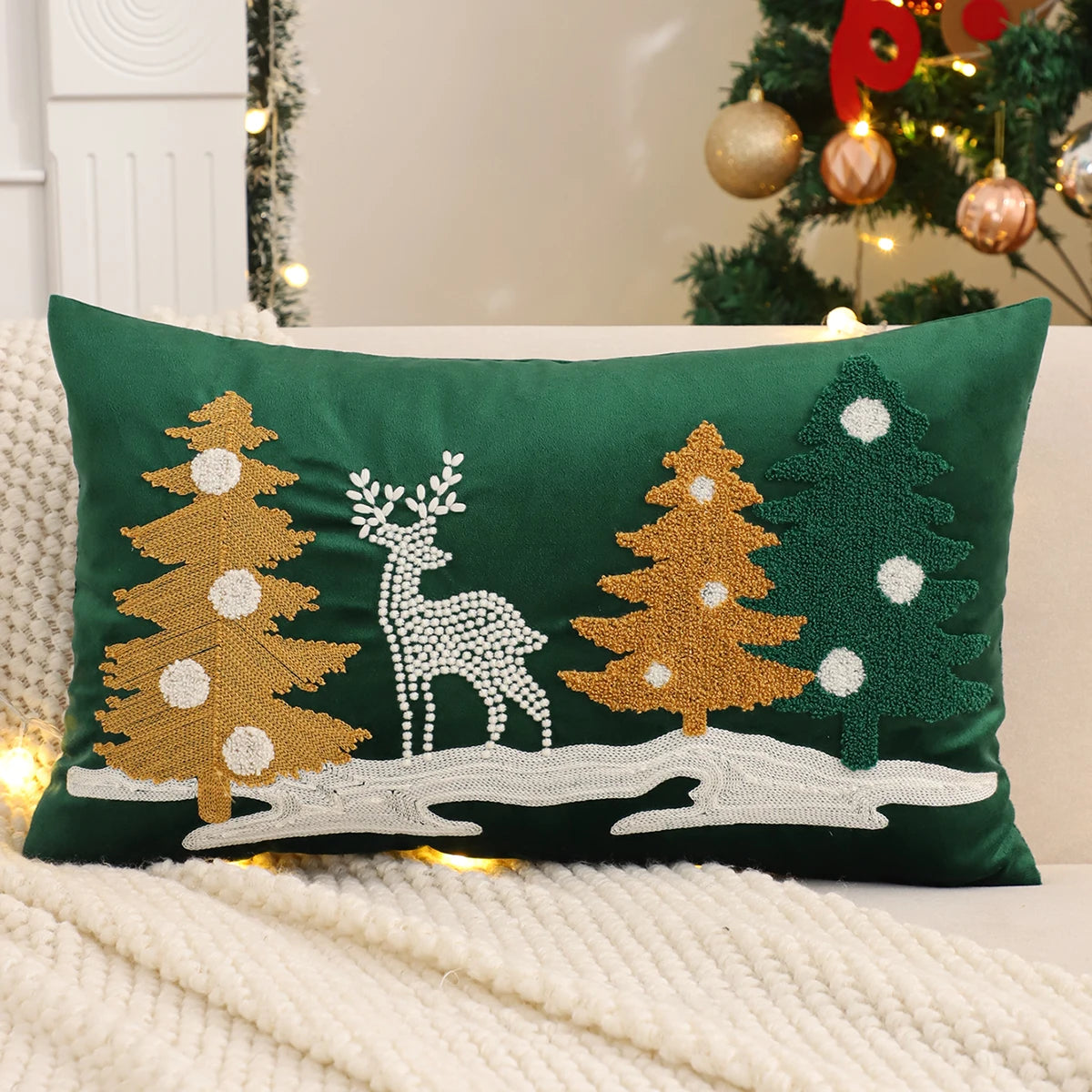 housse coussin brodée sapins dorés boules blanches cerf blanc velours doux hiver décorative lit