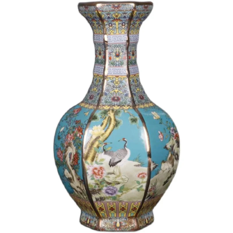 Vase en porcelaine décoré de scènes florales et d'un oiseau dans un style traditionnel chinois.
