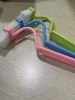 brosse toilette incurvée poignée bleue verte rose fixations pratiques utilitaires salle bains