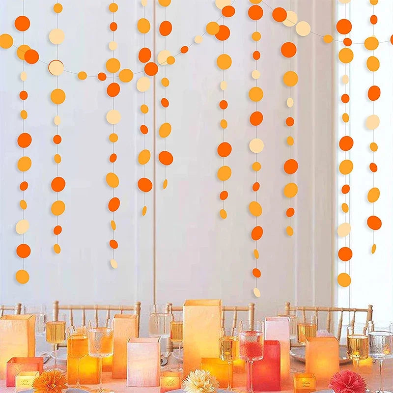 guirlandes papier orange blanc cercles décoration anniversaire mariage fêtes automne Thanksgiving