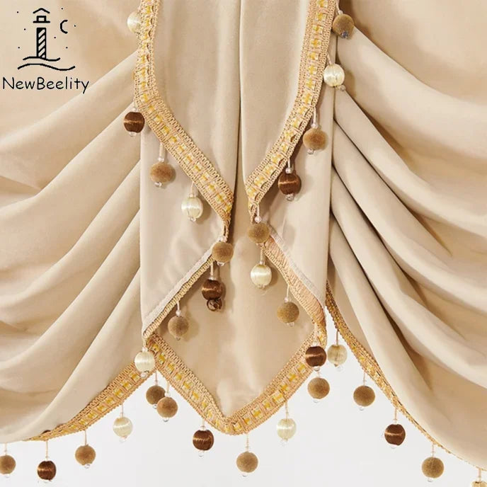 rideau classique bleu marine beige broderie dorée pompons salon maison luxe