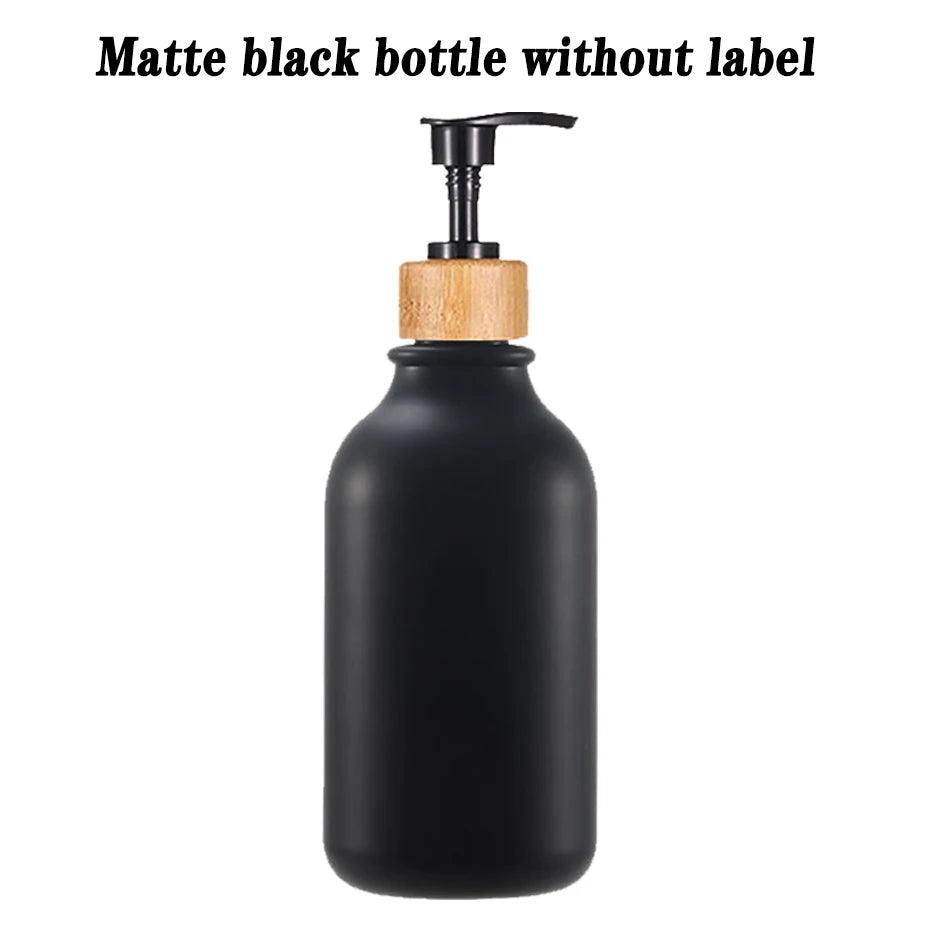 distributeur savon liquide cuisine pompe bois bouteille blanche noire vaisselle mains pot verre