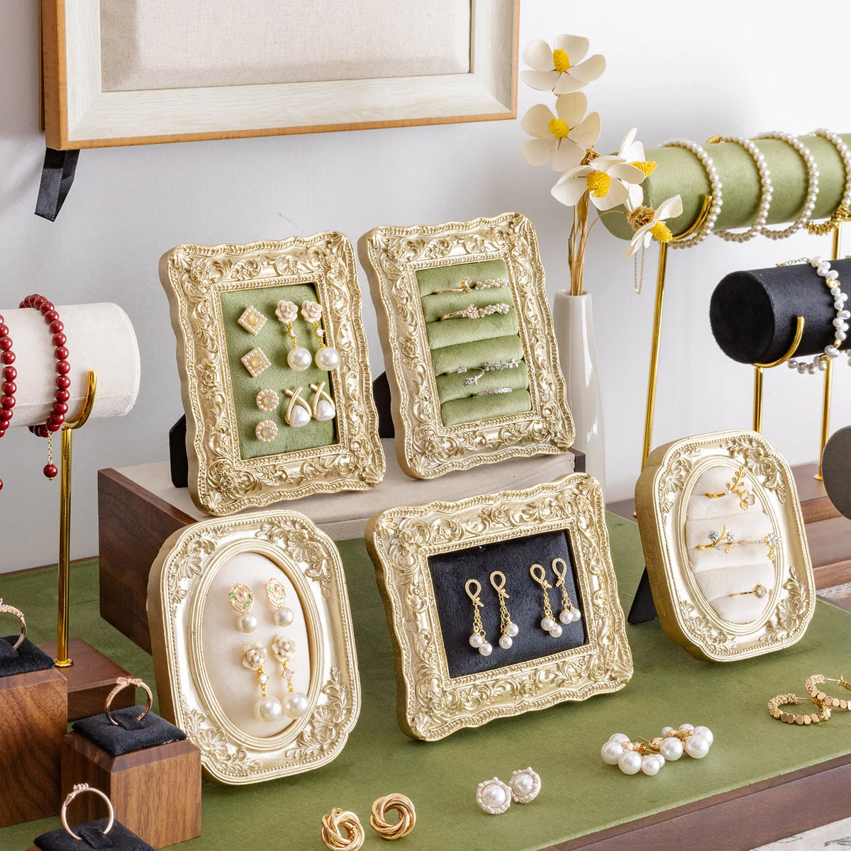 porte bijoux classique vintage or vert noir velours ornements baroques femme festival commercial