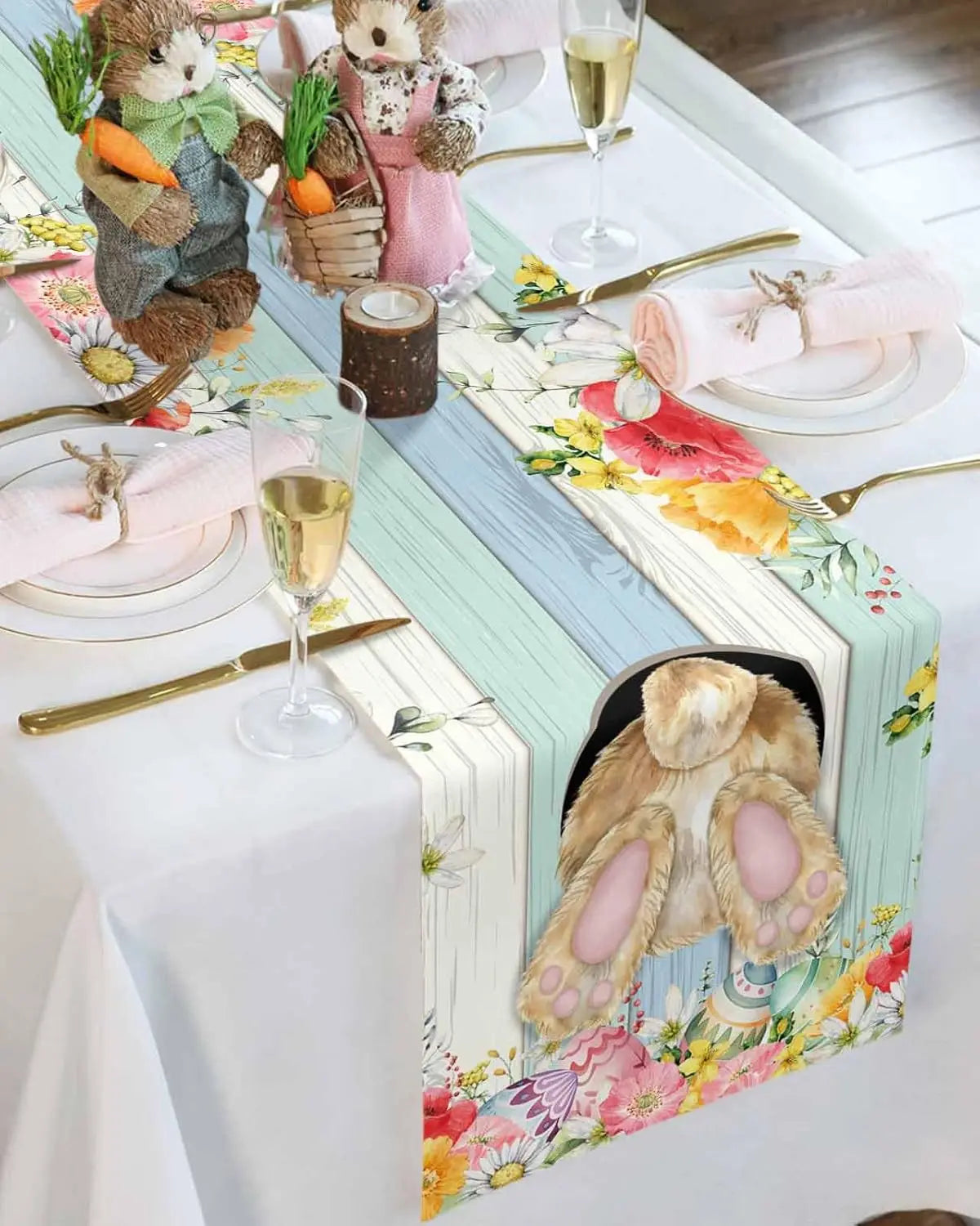 Cette image présente une belle table de fête avec des décorations printanières, des verres de champagne et des peluches d'animaux mignons, créant une atmosphère festive et chaleureuse.