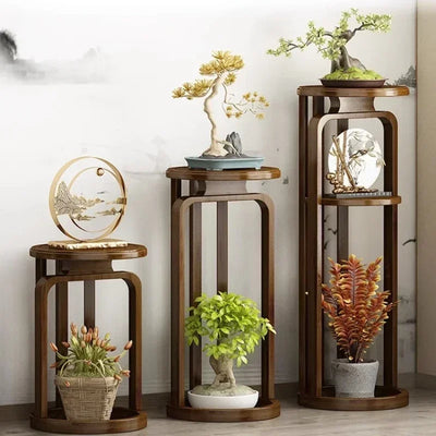 Étagère à plantes en bambou vintage vue de face dans un salon