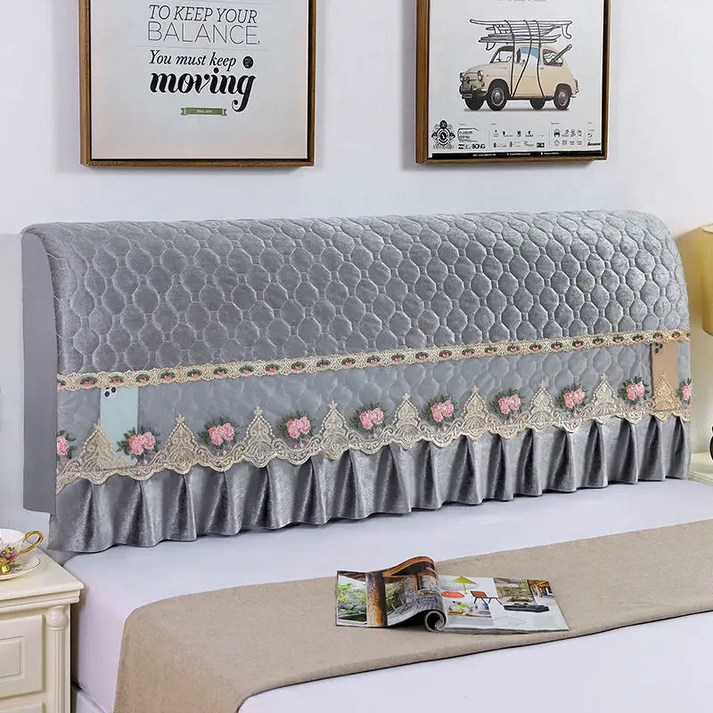 Couvre-tête de lit matelassé tout enveloppant sur un lit de taille reine