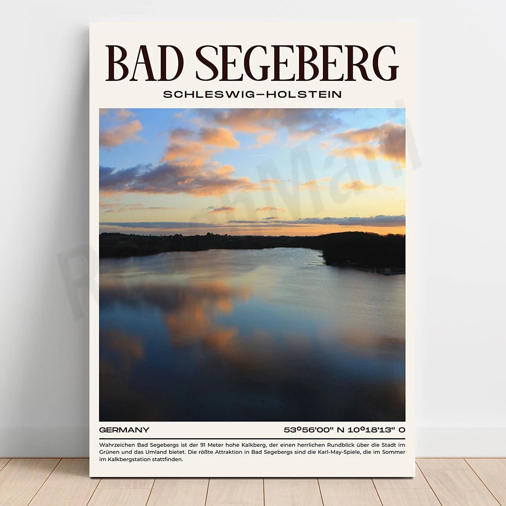 L'image montre un magnifique coucher de soleil reflété sur les eaux paisibles d'un lac, entouré de collines boisées, dans la ville de Bad Segeberg en Allemagne.