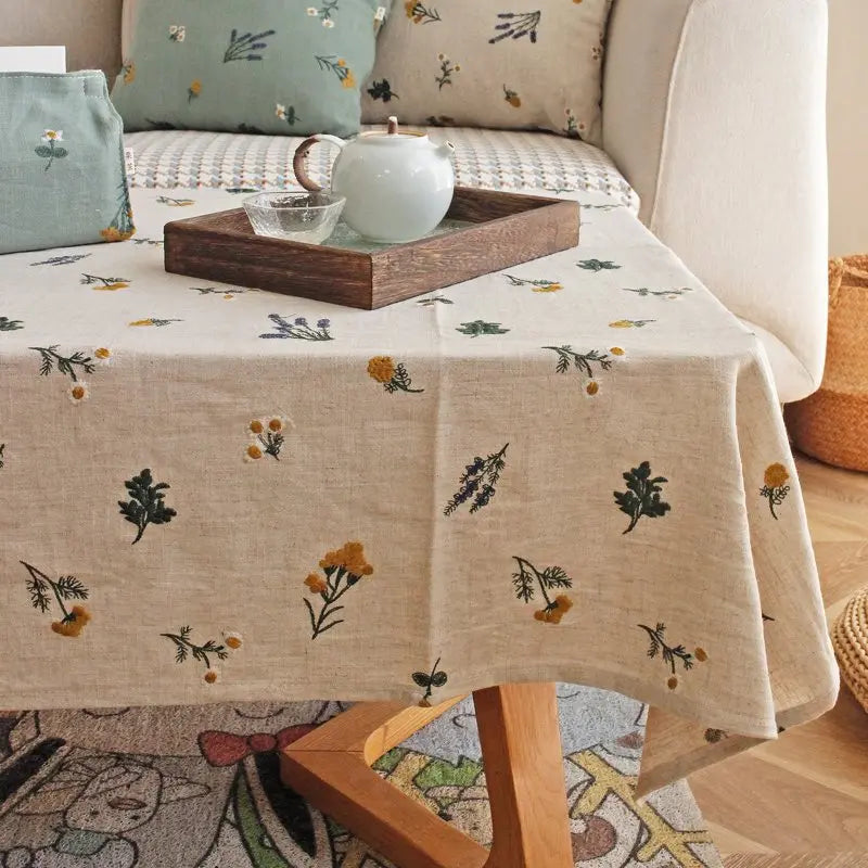 nappe coton brodée fleurs verte jaune violette rustique serviettes assorties tissage uni opaque salon
