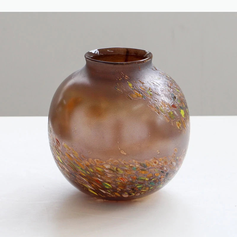 vase rond verre peint marron beige orange rouge vert motifs abstraits rayures translucide tableDecoration