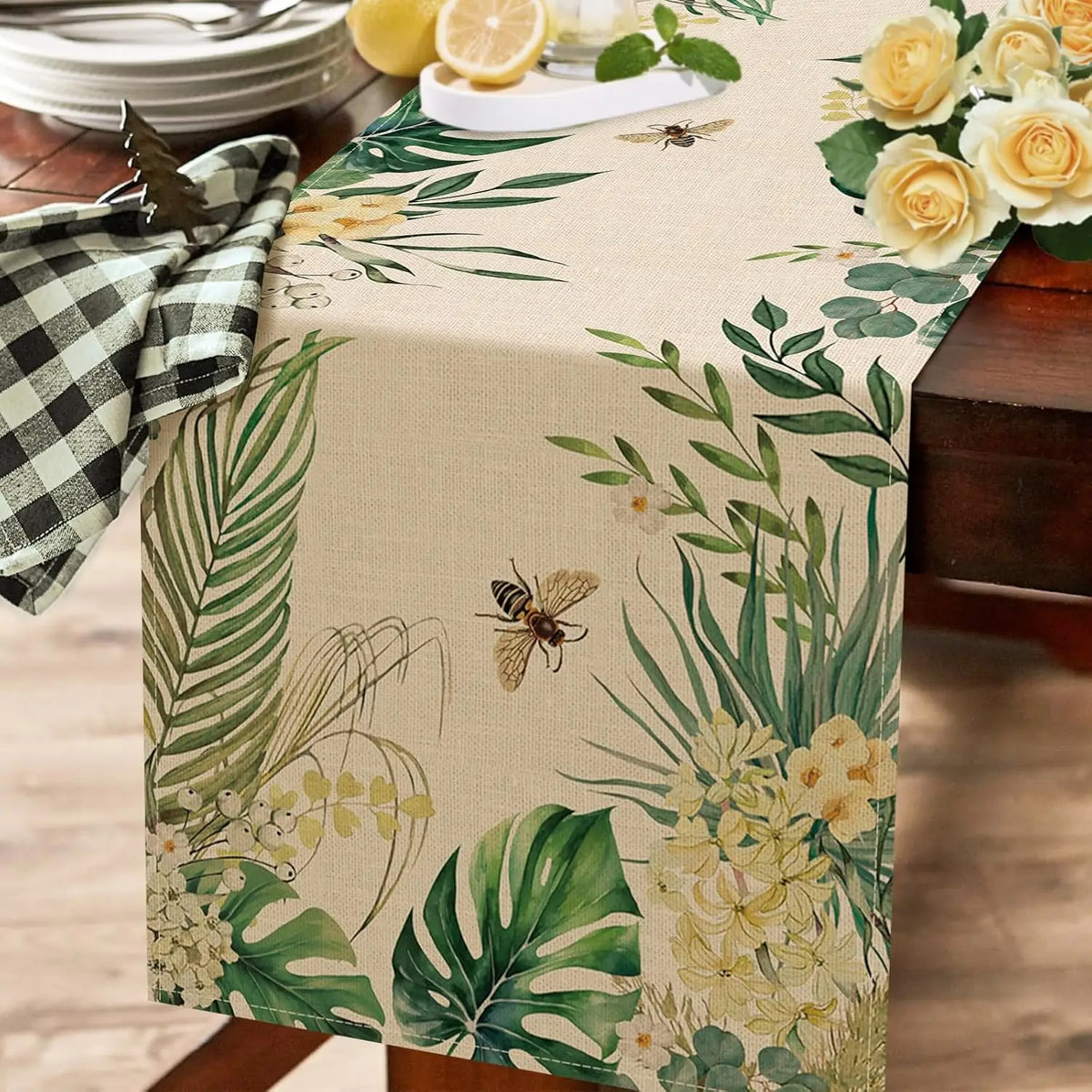 Un motif floral tropical aux tons chauds, mêlant des feuilles verdoyantes, des fleurs jaunes et des abeilles, créant une ambiance naturelle et apaisante.
