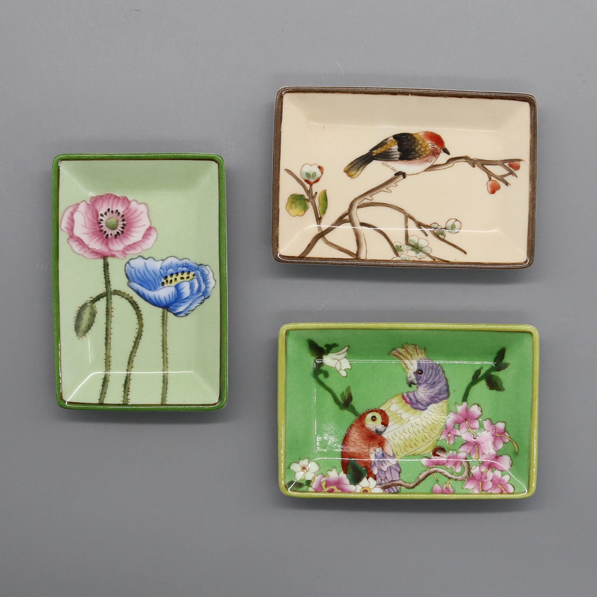 assiettes décoratives artisanales fleurs oiseaux motifs floraux couleurs vertes blanches opaques