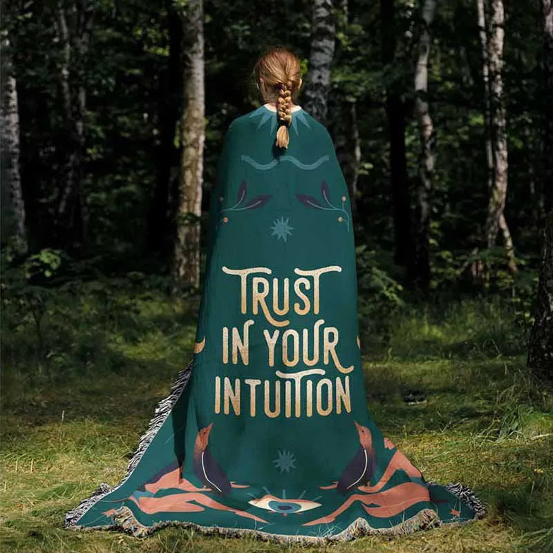 couverture tissée vert foncé femmes oiseaux fleurs lune œil intuition saisonnière nordique frange artisanale