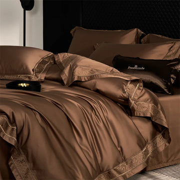 Parure de lit brodée marron luxe 4 pièces sur un lit