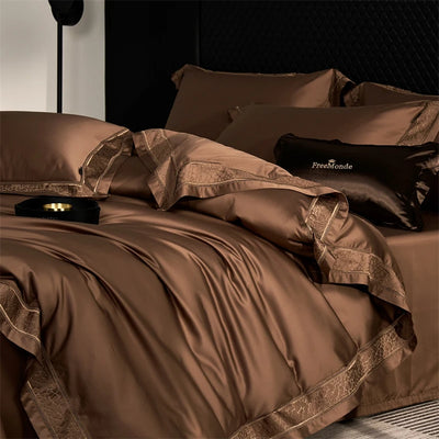 Parure de lit brodée marron luxe 4 pièces sur un lit