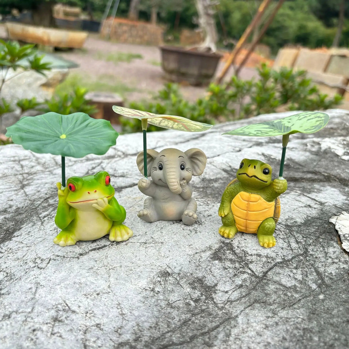 figurines animaux jardin vert beige gris cartoon éléphant grenouille tortue tringle feuilles libellules